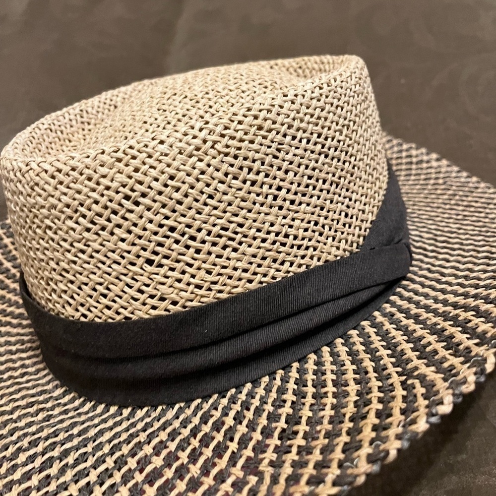 𝅺Wide brim hat with brown ribbon. Never worn - Picture 3 of 5